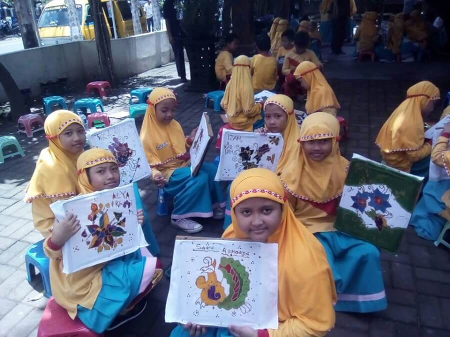 Siswa SDII Al Abidin Belajar membatik