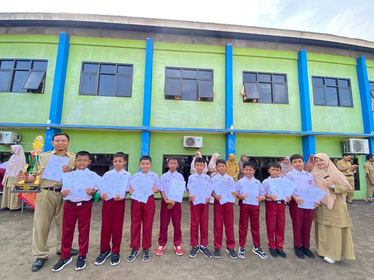 Apresiasi Prestasi Siswa melalui Penyerahan Piala dan Sertifikat usai Upacara Bendera