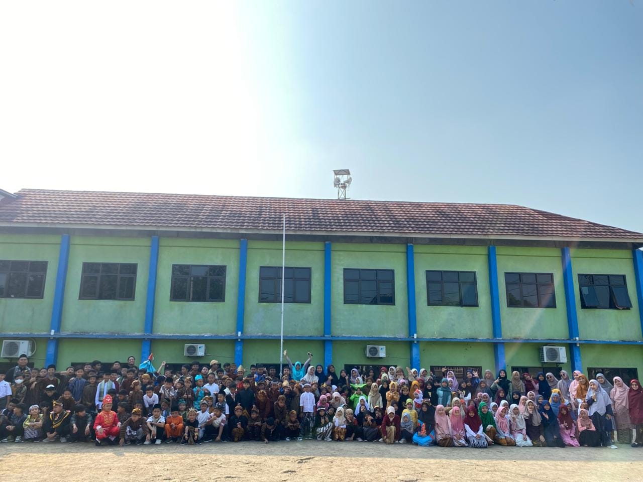 Menyalakan Semangat Kartini: Dari Apel Pagi hingga Panggung Prestasi 🌸